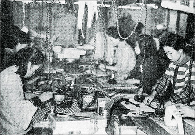 ▲ 1960~70년대 동대문 평화 시장의 봉제 공장 노동자들의 작업 장면 / 사진제공. 우리역사넷