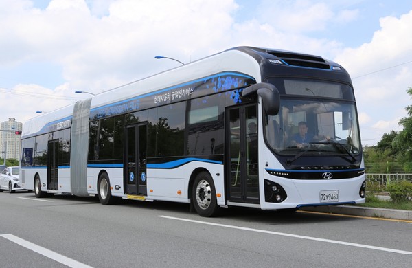 ▲ BRT 굴절버스 구매에 내년 120억원이 투입된다. (사진은 친환경 대용량 '전기·굴절버스' 일렉시티 모습)