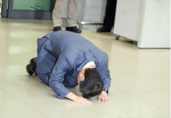 1년 4개월만에 귀국한 안철수 전 의원이 인천공항에서 넙죽 절을 하고 있다.