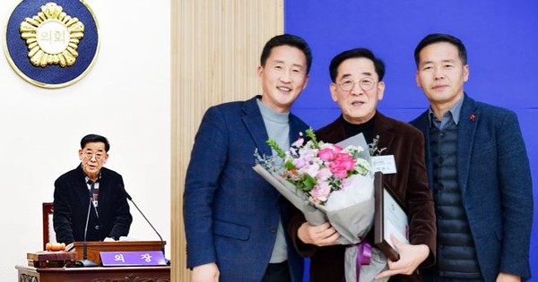 4선의 박의장은 지난 해 11월 의정봉사대상을 수상하는 영예를 안았다. (사진 오른쪽, 왼쪽은 회의주재 모습)