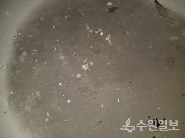 물이 고인 흔적의 점포 바닥. (사진=수원일보)