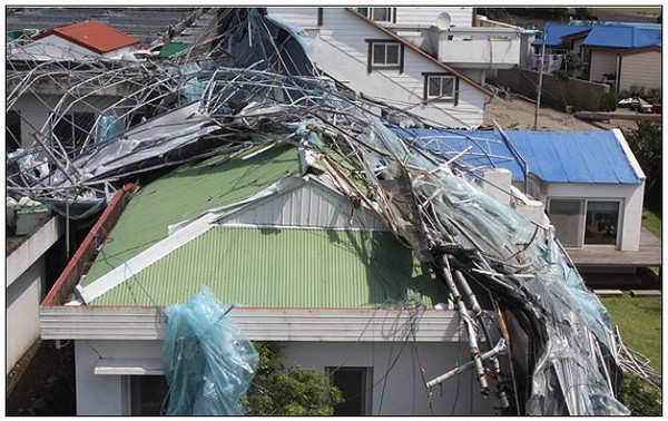 태풍 마이삭의 강풍에 실려 양식장 지붕 쇠파이프 구조물이 인근 주택 지붕위를 덮친 모습 ⓒ제주의소리 김정호 기자