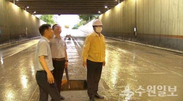 염태영 수원시장(오른쪽)이 지난 8월3일 폭우로 침수됐던 화산지하차도를 살피고 있다.(사진=수원시)