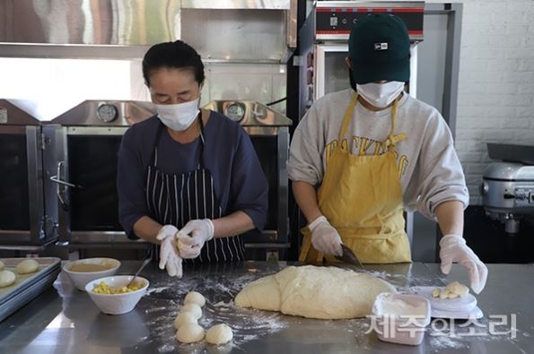 상웨빵을 만들고 있는 모습. 사진 왼쪽부터 강금순 대표, 허진영(34) 조합원. ⓒ제주의소리