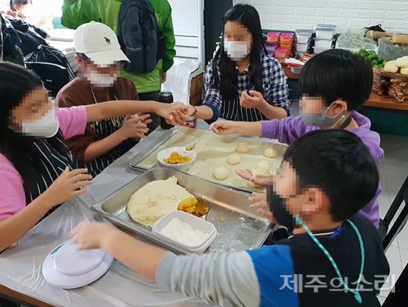 상웨빵 만들기 체험을 통해 아이들은 상웨빵을 알아가고 말랑말랑한 반죽 촉감을 통한 놀이를 즐길 수 있다. 사진=하례감귤점빵협동조합. ⓒ제주의소리