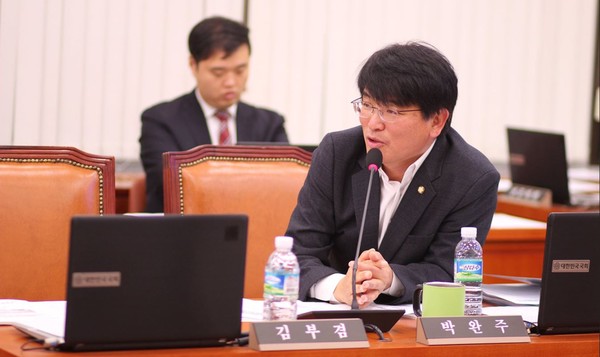 ▲박완주 더불어민주당 의원이 차기 원내대표 출마 채비를 갖추고 있다. 박완주 의원 페이스북.